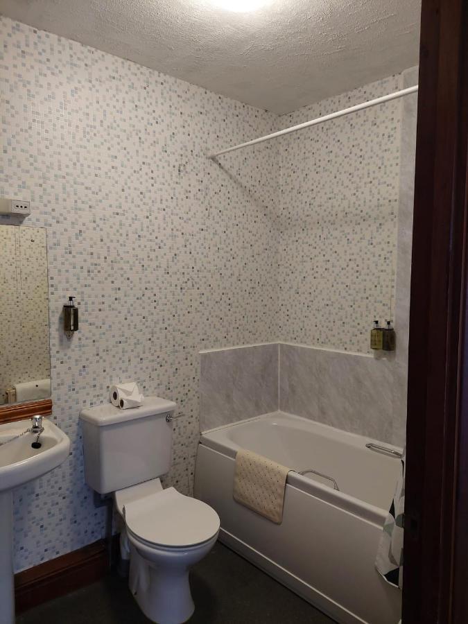 Twa Dogs Inn Кесвик Экстерьер фото
